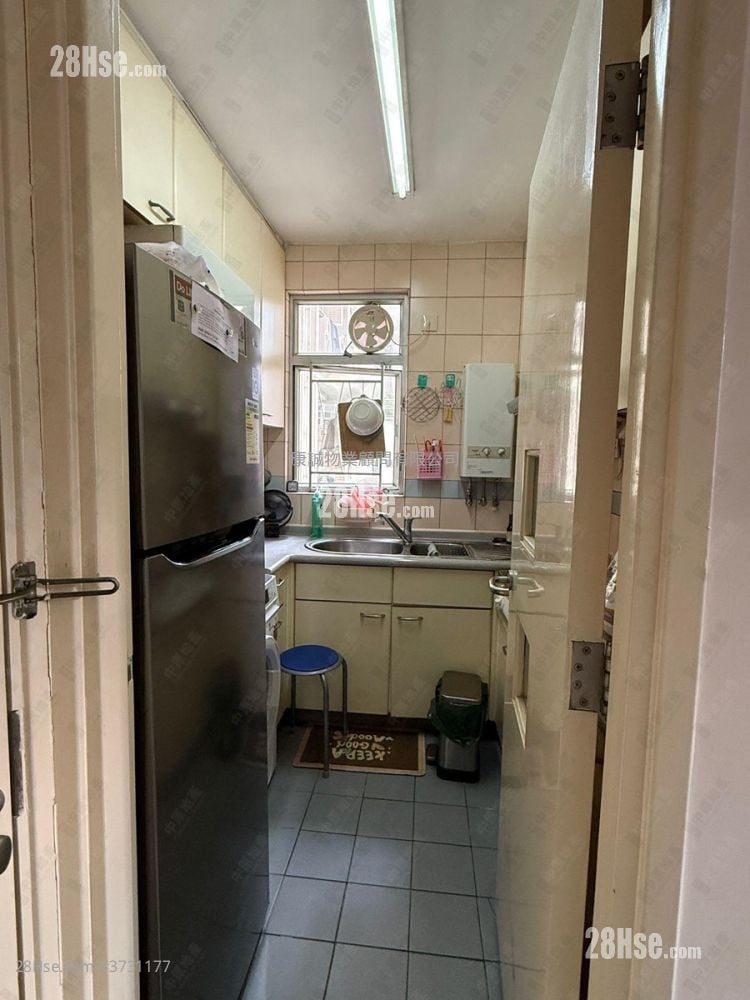 Lei On Court Sell 3 Bedrooms , 2 Bathrooms 650 ft²