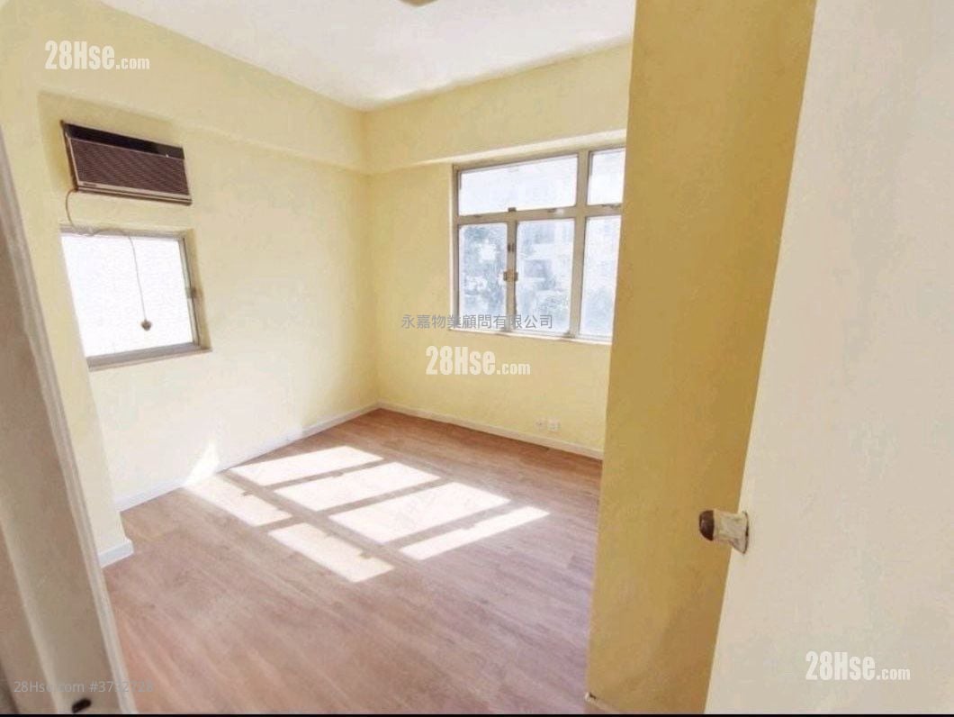 Bright Court Sell 3 Bedrooms , 1 Bathroom 631 ft²