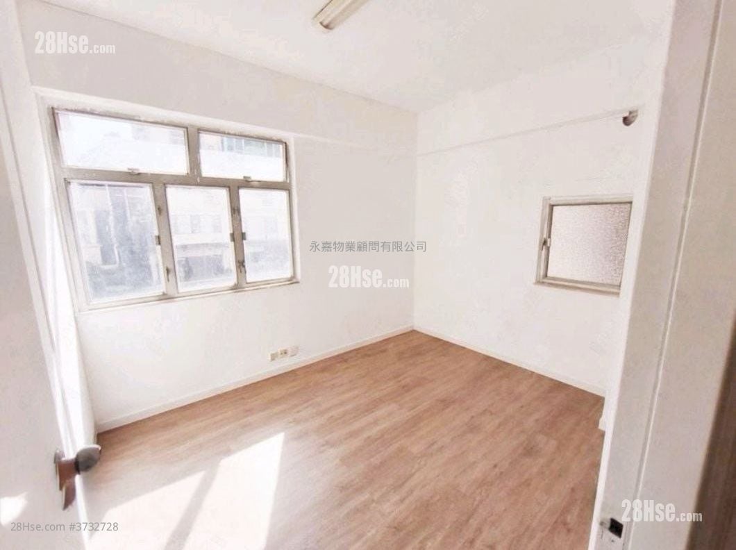 Bright Court Sell 3 Bedrooms , 1 Bathroom 631 ft²