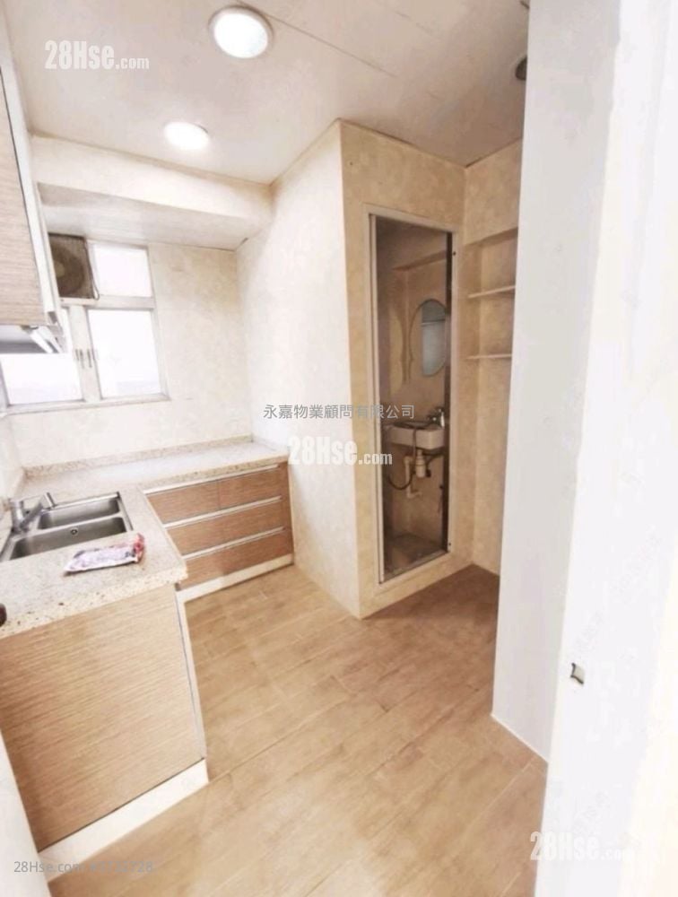 Bright Court Sell 3 Bedrooms , 1 Bathroom 631 ft²
