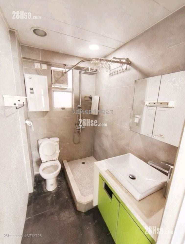 Bright Court Sell 3 Bedrooms , 1 Bathroom 631 ft²