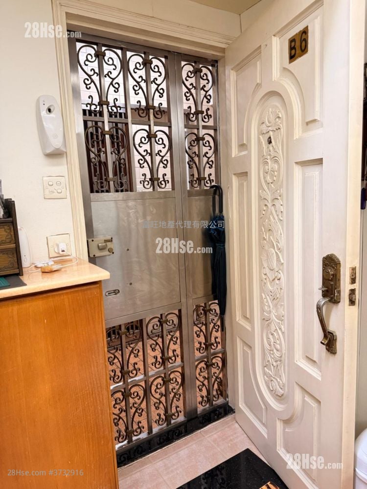 Tak Bo Building Sell 2 Bedrooms , 1 Bathroom 407 ft²