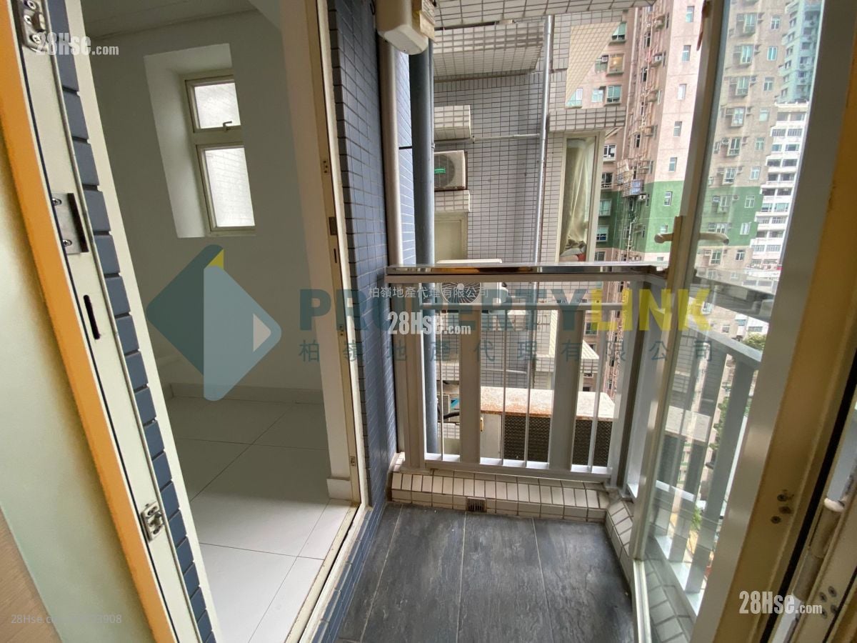 Centre Stage Sell 3 Bedrooms , 2 Bathrooms 773 ft²