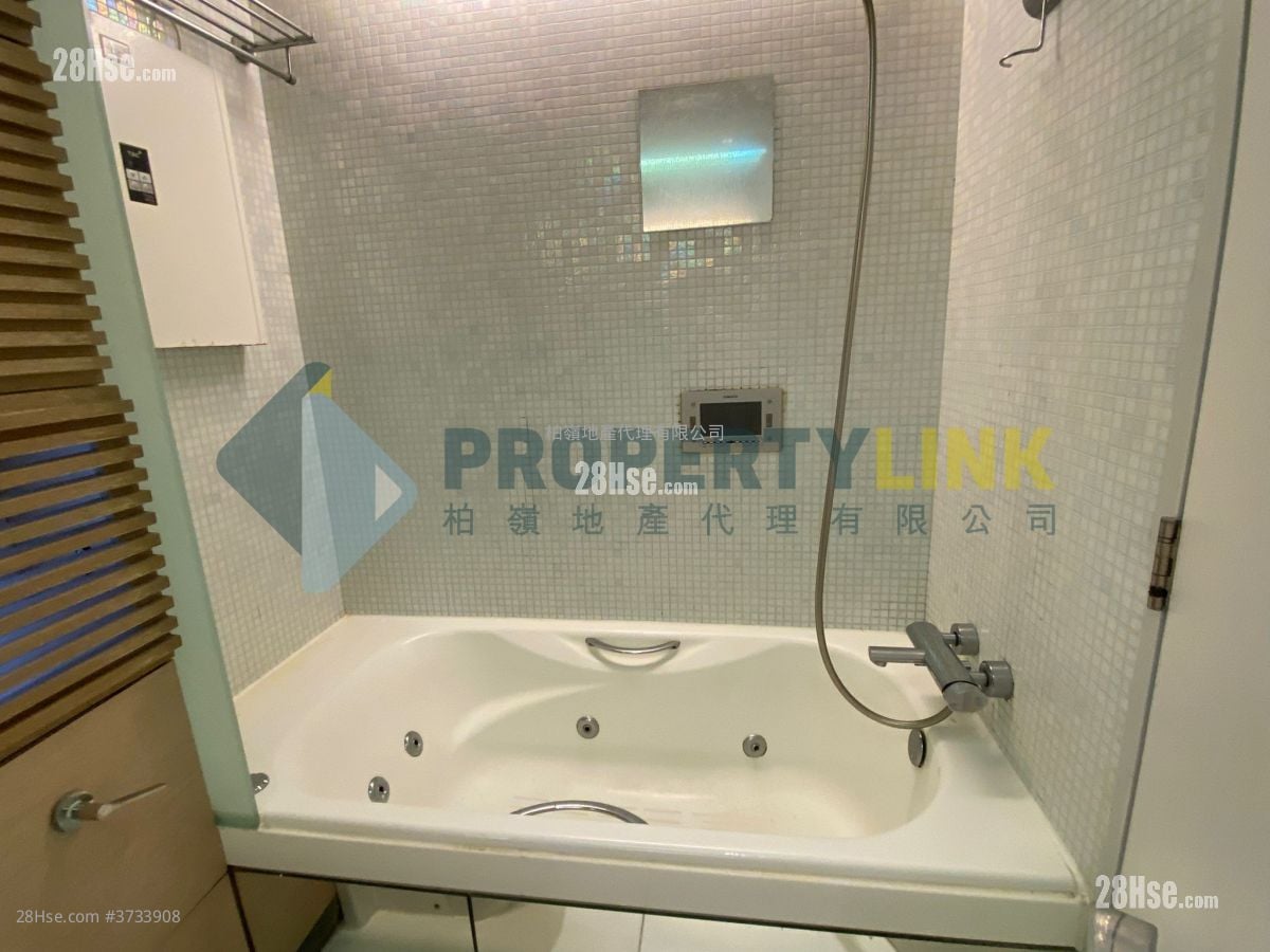 Centre Stage Sell 3 Bedrooms , 2 Bathrooms 773 ft²