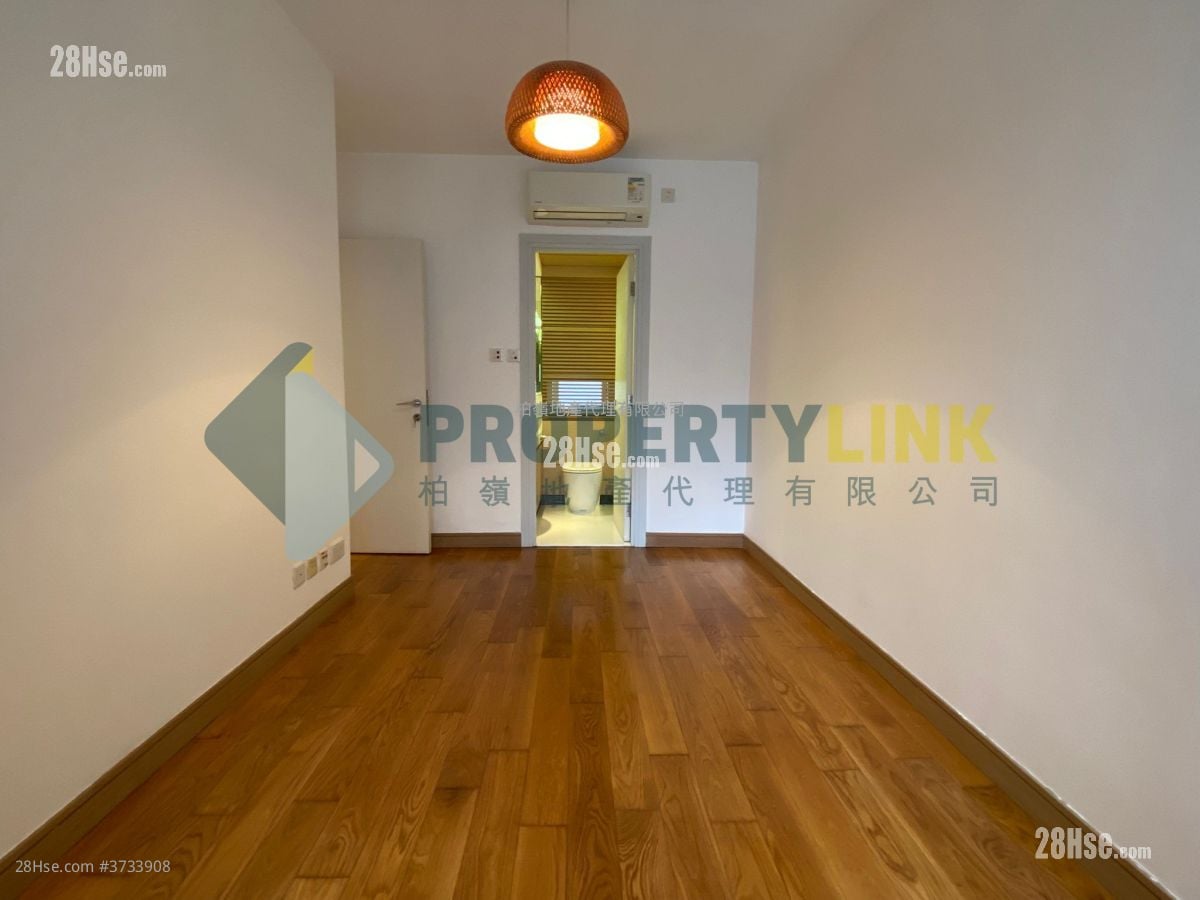 Centre Stage Sell 3 Bedrooms , 2 Bathrooms 773 ft²