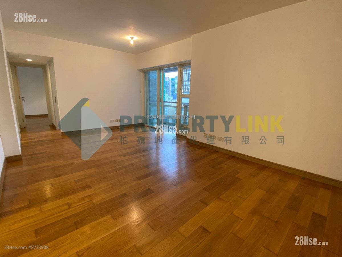 Centre Stage Sell 3 Bedrooms , 2 Bathrooms 773 ft²