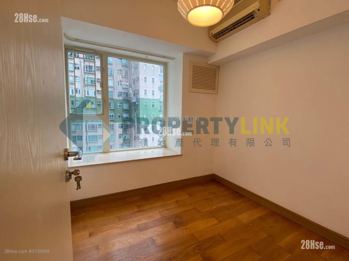 Centre Stage Sell 3 Bedrooms , 2 Bathrooms 773 ft²