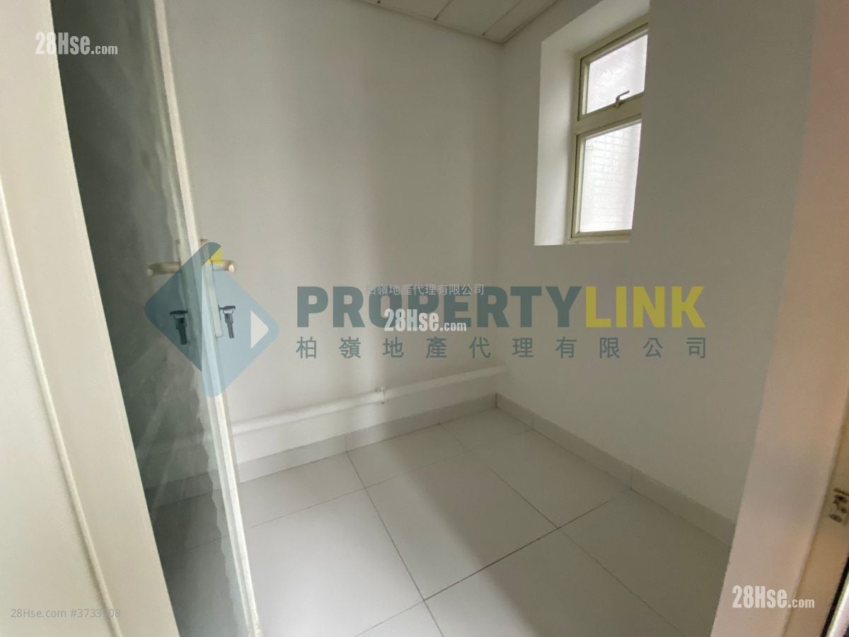 Centre Stage Sell 3 Bedrooms , 2 Bathrooms 773 ft²