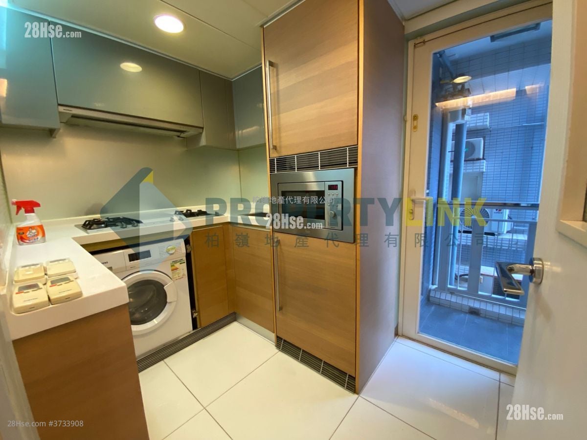 Centre Stage Sell 3 Bedrooms , 2 Bathrooms 773 ft²