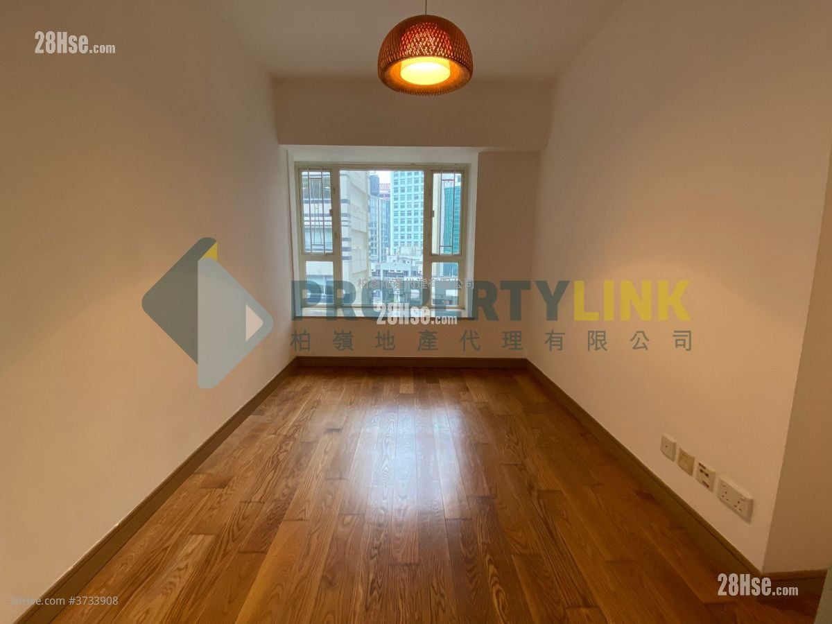 Centre Stage Sell 3 Bedrooms , 2 Bathrooms 773 ft²