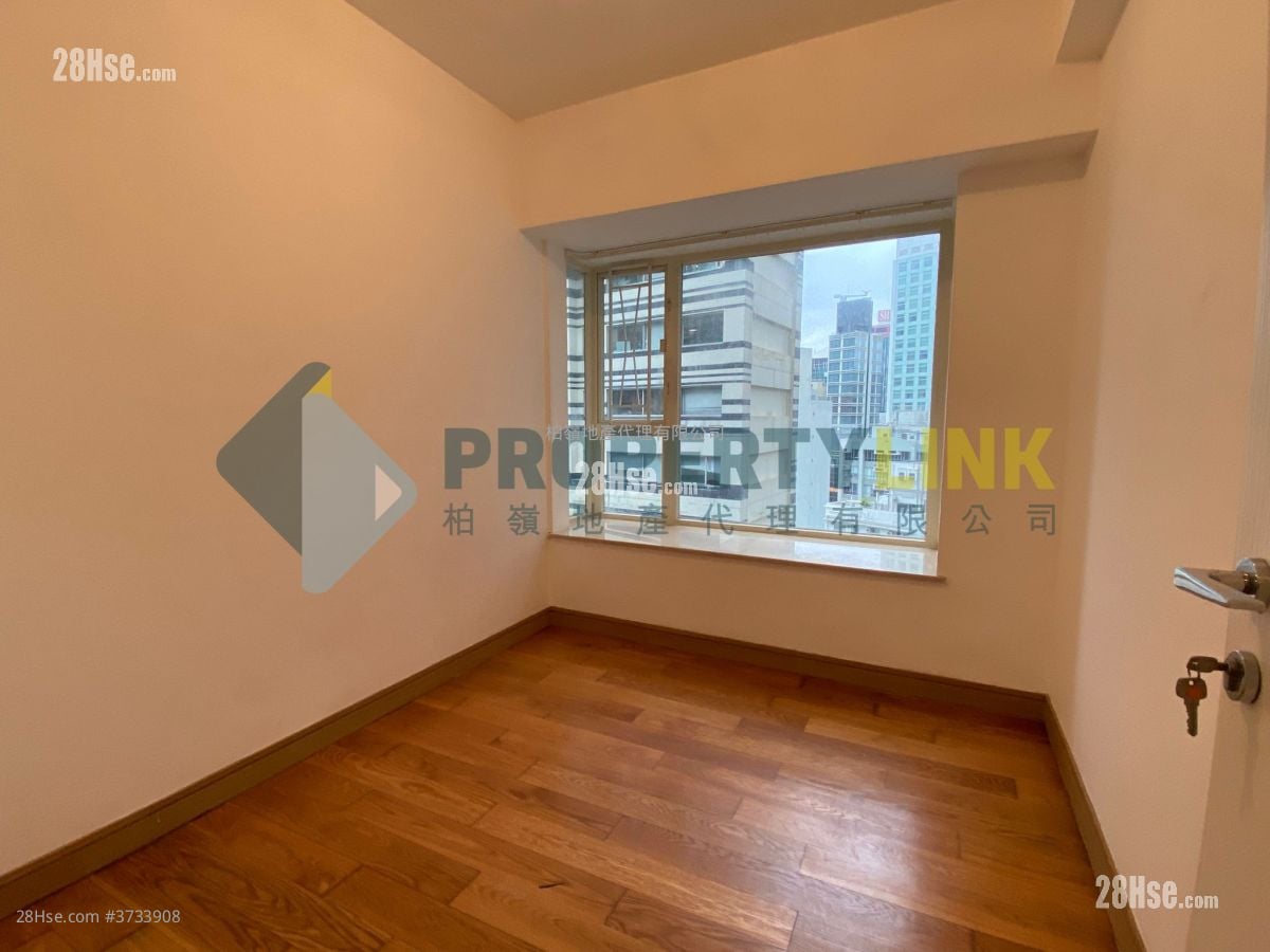 Centre Stage Sell 3 Bedrooms , 2 Bathrooms 773 ft²