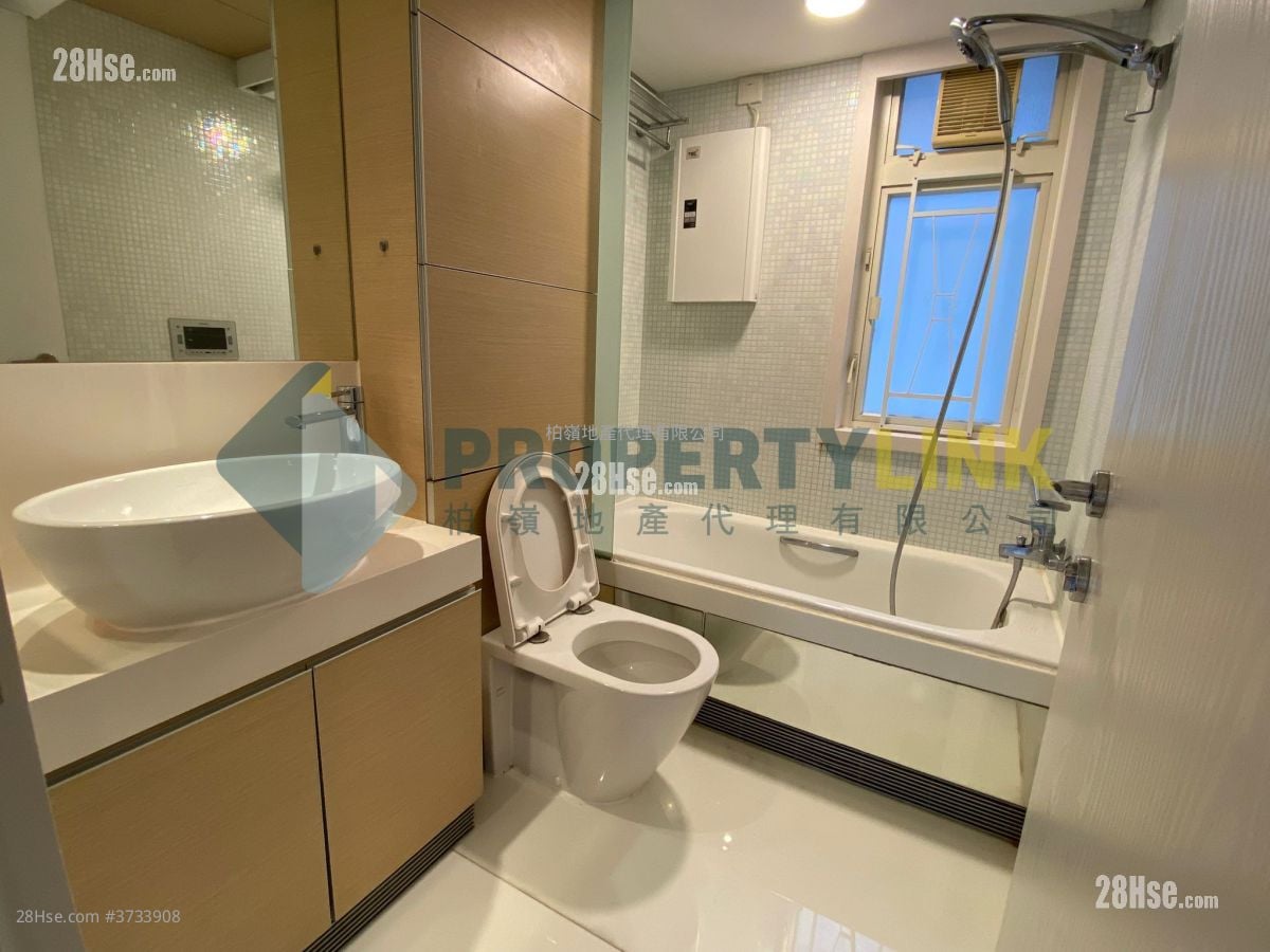 Centre Stage Sell 3 Bedrooms , 2 Bathrooms 773 ft²