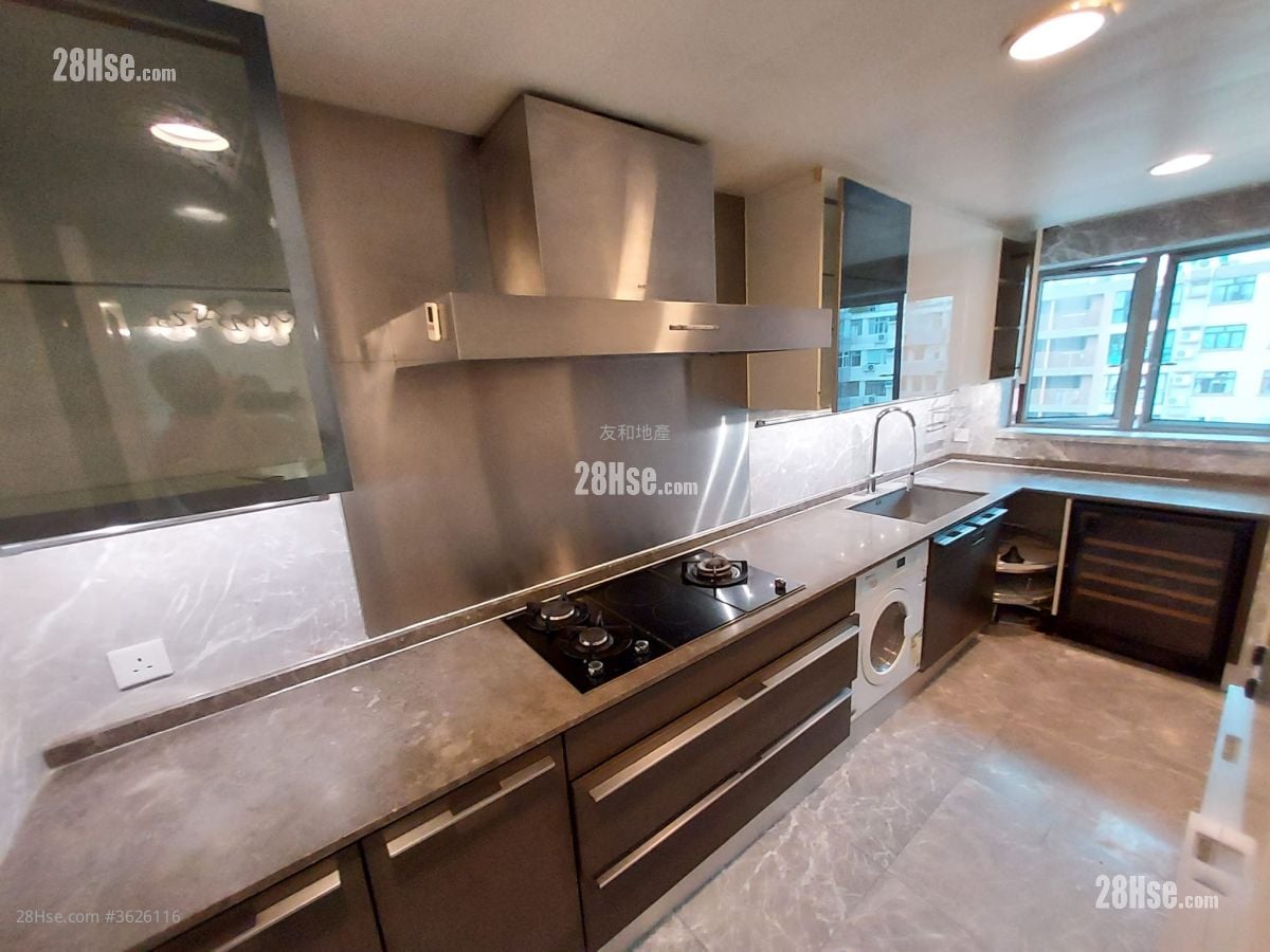 Le Chateau Rental 4 Bedrooms , 3 Bathrooms 1,490 ft²