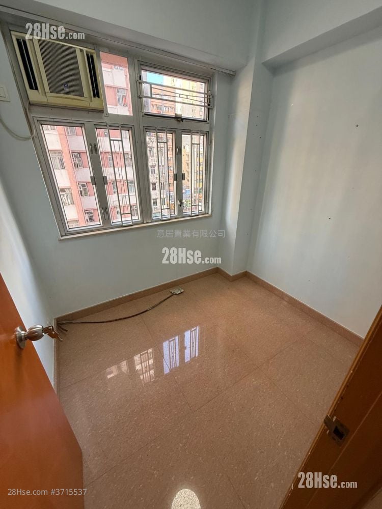 Kam On Building Sell 3 Bedrooms , 1 Bathroom 386 ft²