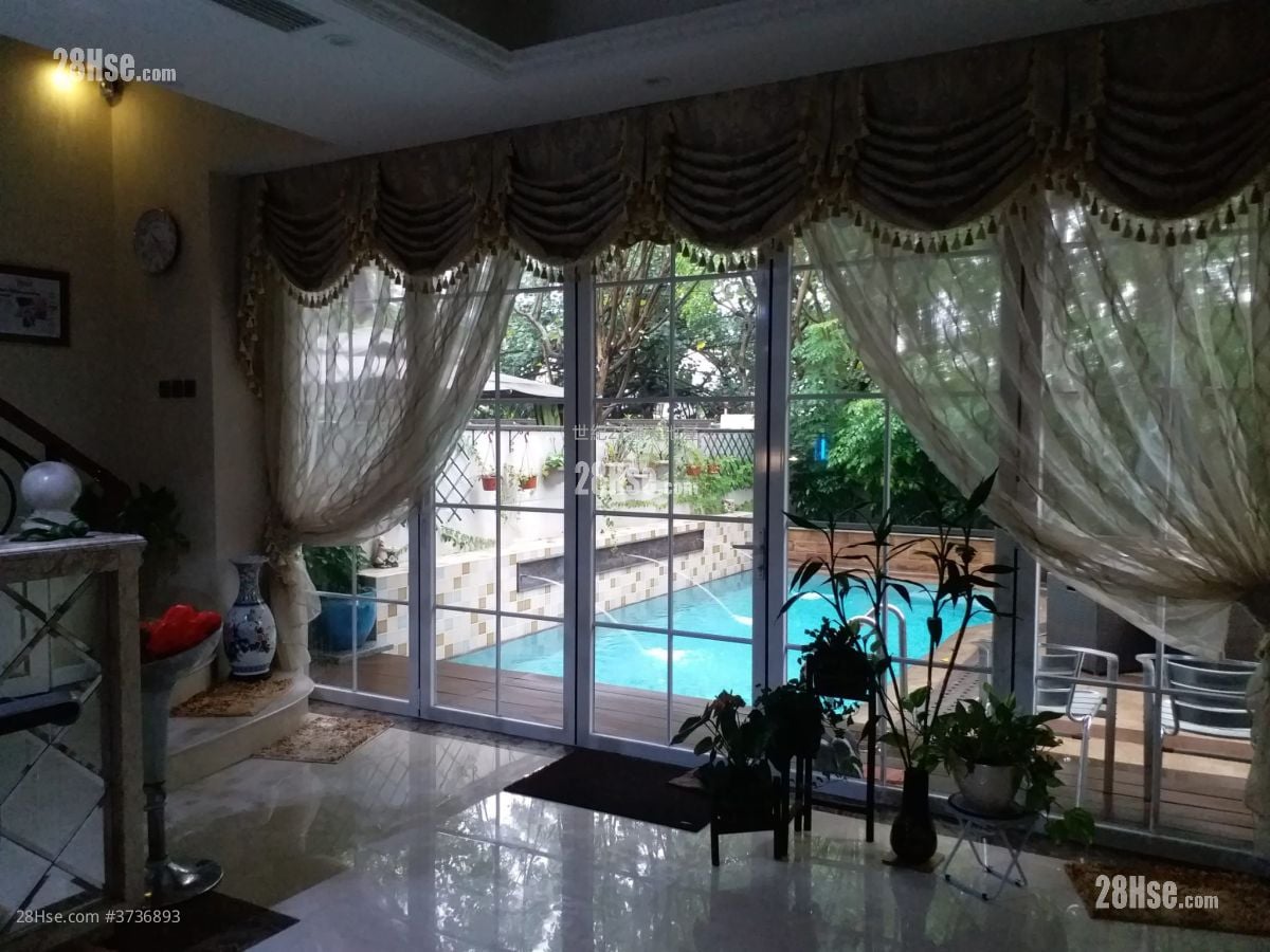 The Beverly Hills Sell 5+ Bedrooms , 4 Bathrooms 2,429 ft²