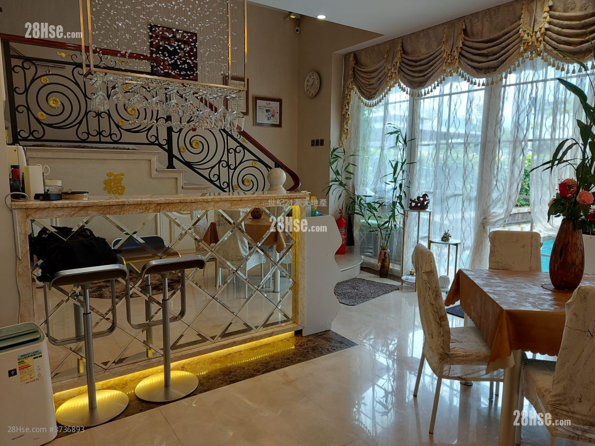 The Beverly Hills Sell 5+ Bedrooms , 4 Bathrooms 2,429 ft²