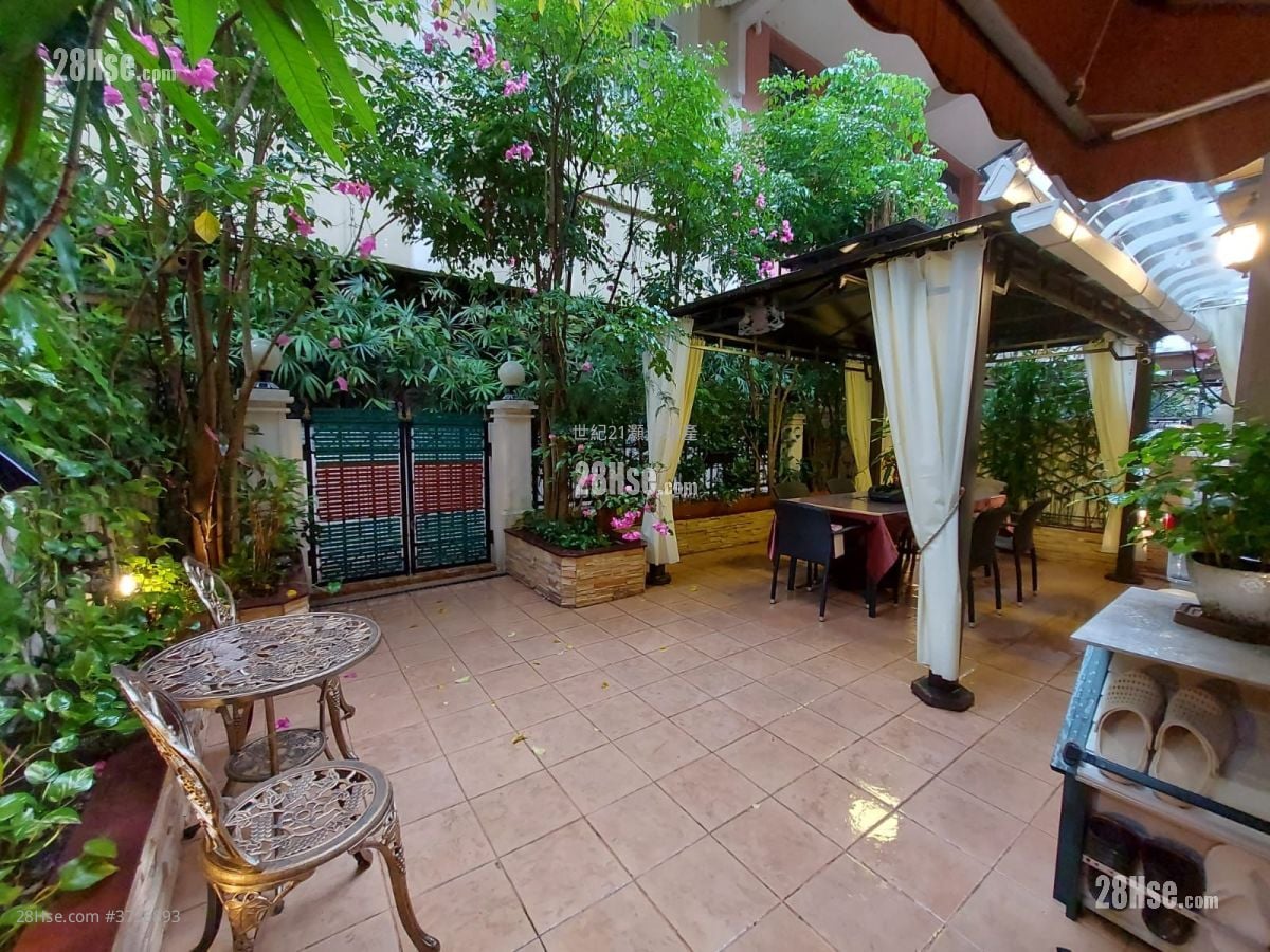 The Beverly Hills Sell 5+ Bedrooms , 4 Bathrooms 2,429 ft²