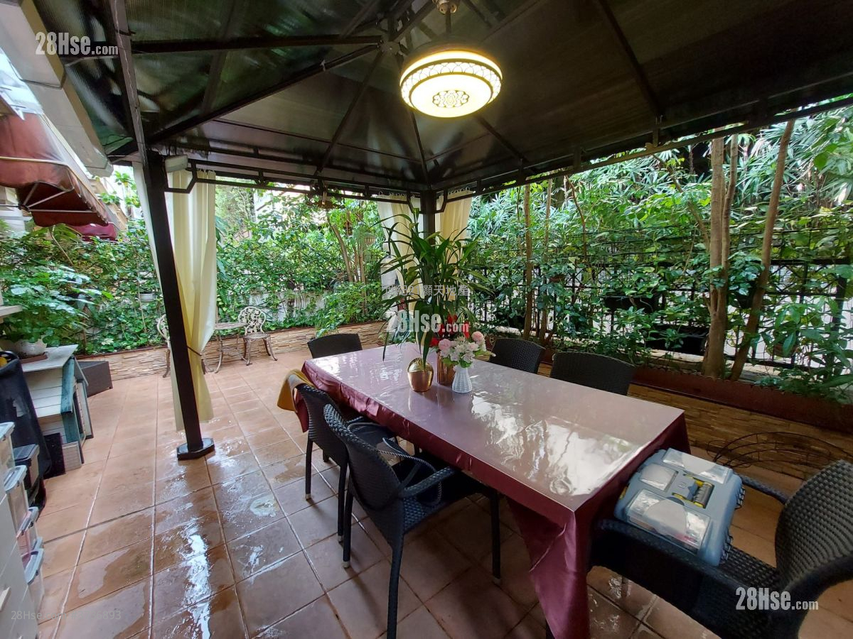 The Beverly Hills Sell 5+ Bedrooms , 4 Bathrooms 2,429 ft²