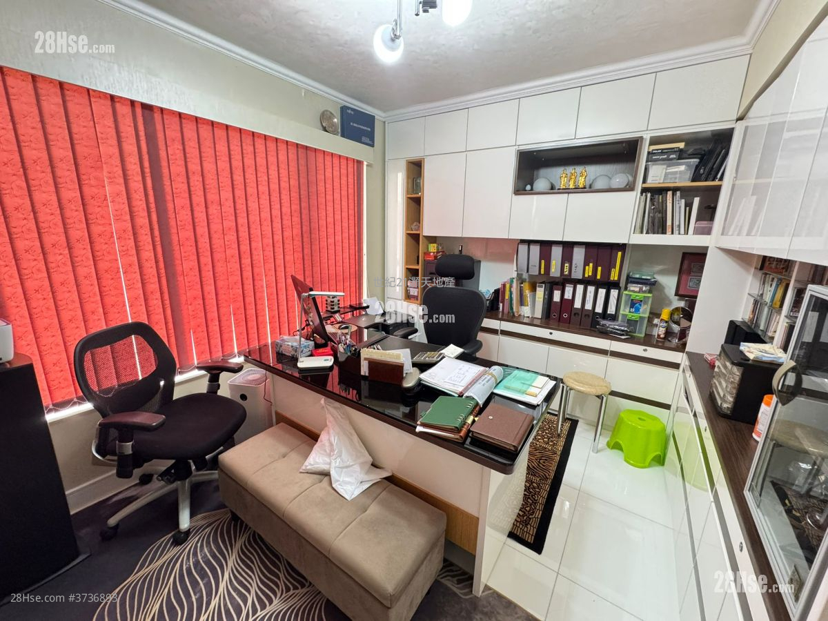 The Beverly Hills Sell 5+ Bedrooms , 4 Bathrooms 2,429 ft²