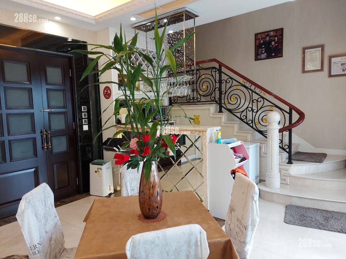 The Beverly Hills Sell 5+ Bedrooms , 4 Bathrooms 2,429 ft²