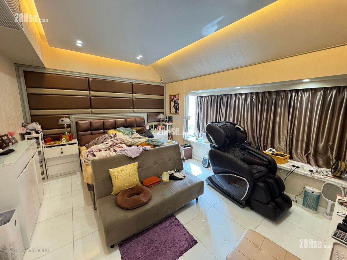 The Beverly Hills Sell 5+ Bedrooms , 4 Bathrooms 2,429 ft²