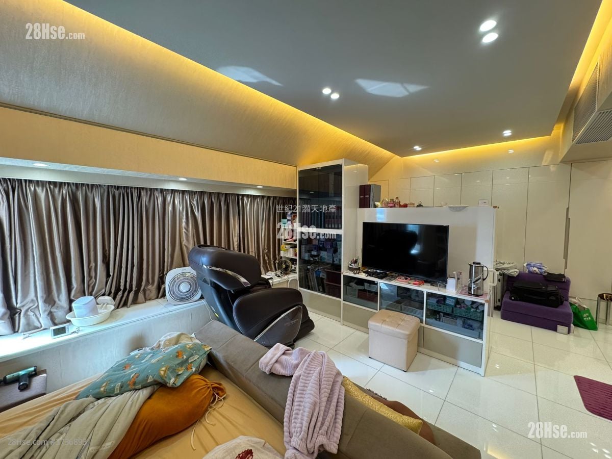 The Beverly Hills Sell 5+ Bedrooms , 4 Bathrooms 2,429 ft²