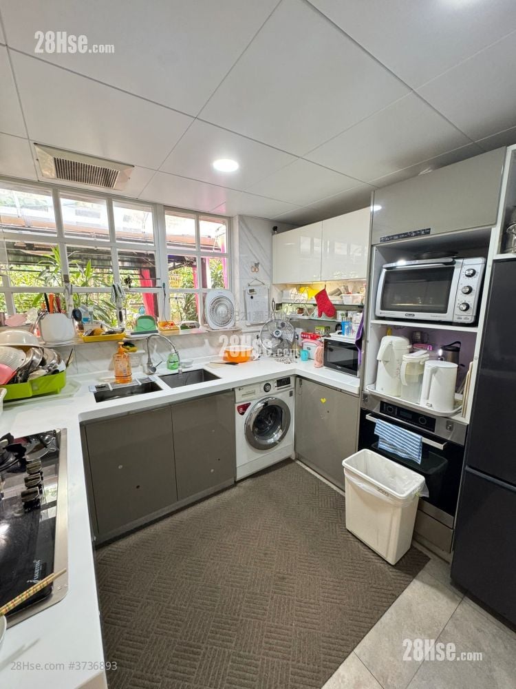 The Beverly Hills Sell 5+ Bedrooms , 4 Bathrooms 2,429 ft²