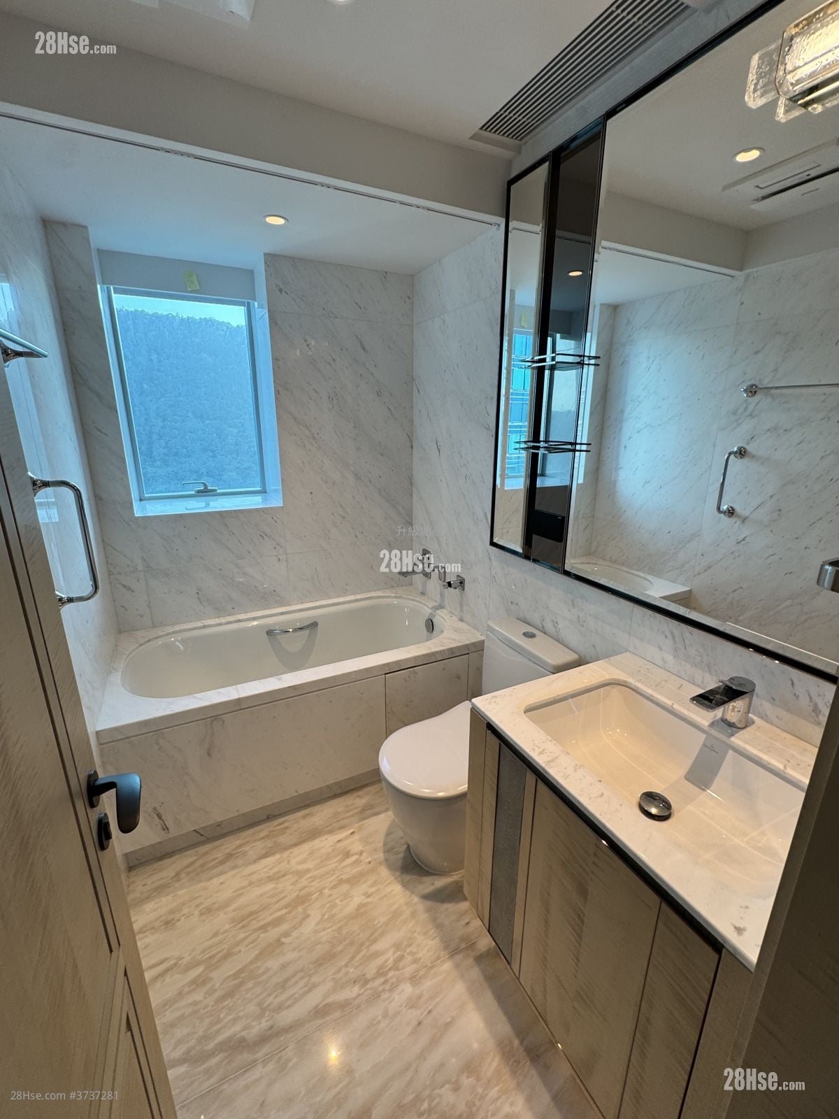 浴室: 御峯 租盘 4 房 , 3 浴室 2,390 平方尺