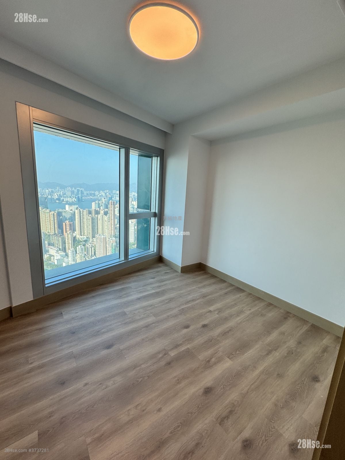 睡房 3: 御峯 租盘 4 房 , 3 浴室 2,390 平方尺