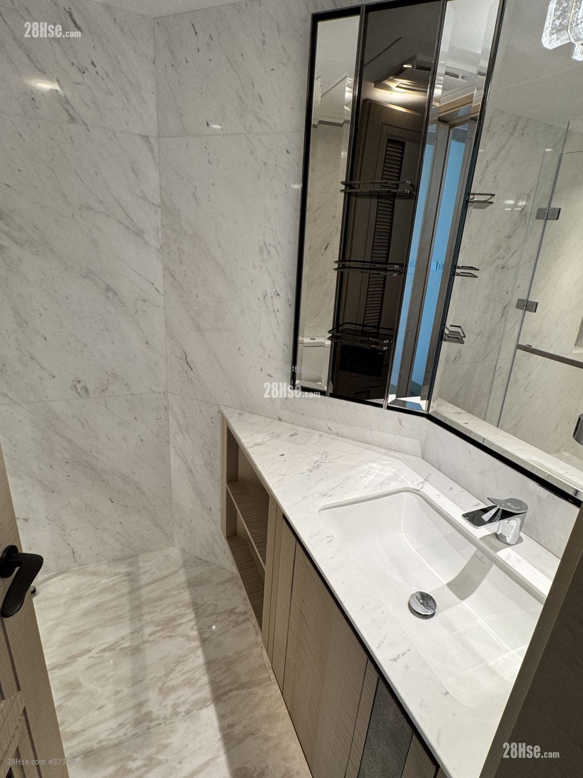 浴室: 御峯 租盘 4 房 , 3 浴室 2,390 平方尺