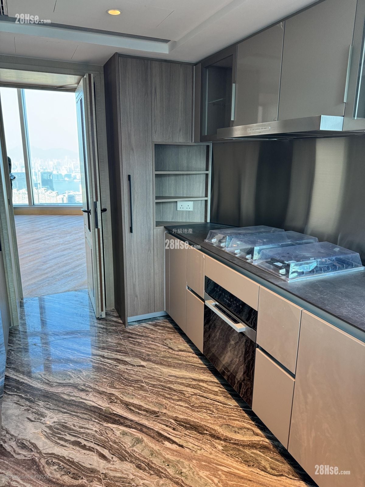 厨房: 御峯 租盘 4 房 , 3 浴室 2,390 平方尺