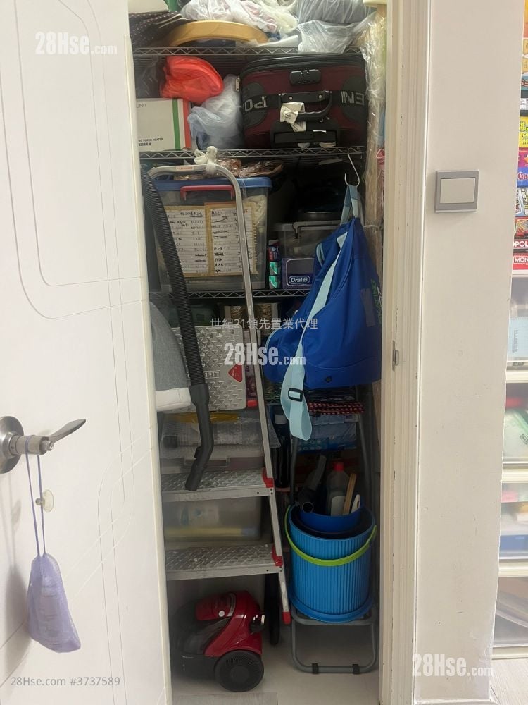 Lok Nga Court Sell 2 Bedrooms , 1 Bathroom 483 ft²