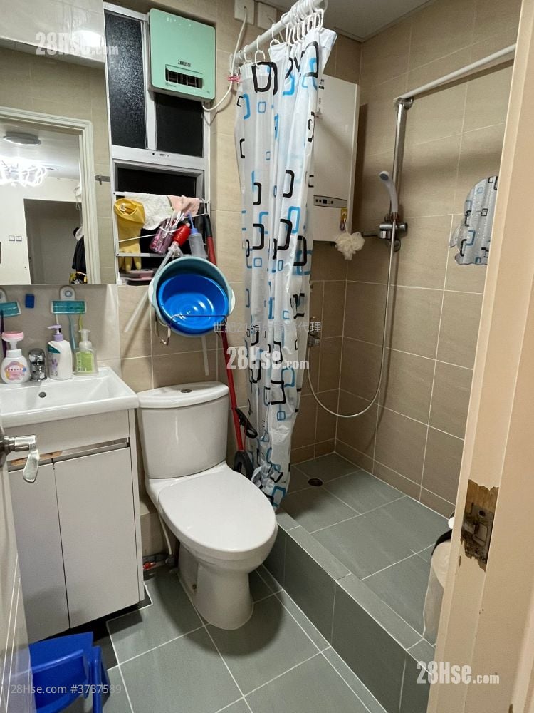 Lok Nga Court Sell 2 Bedrooms , 1 Bathroom 483 ft²