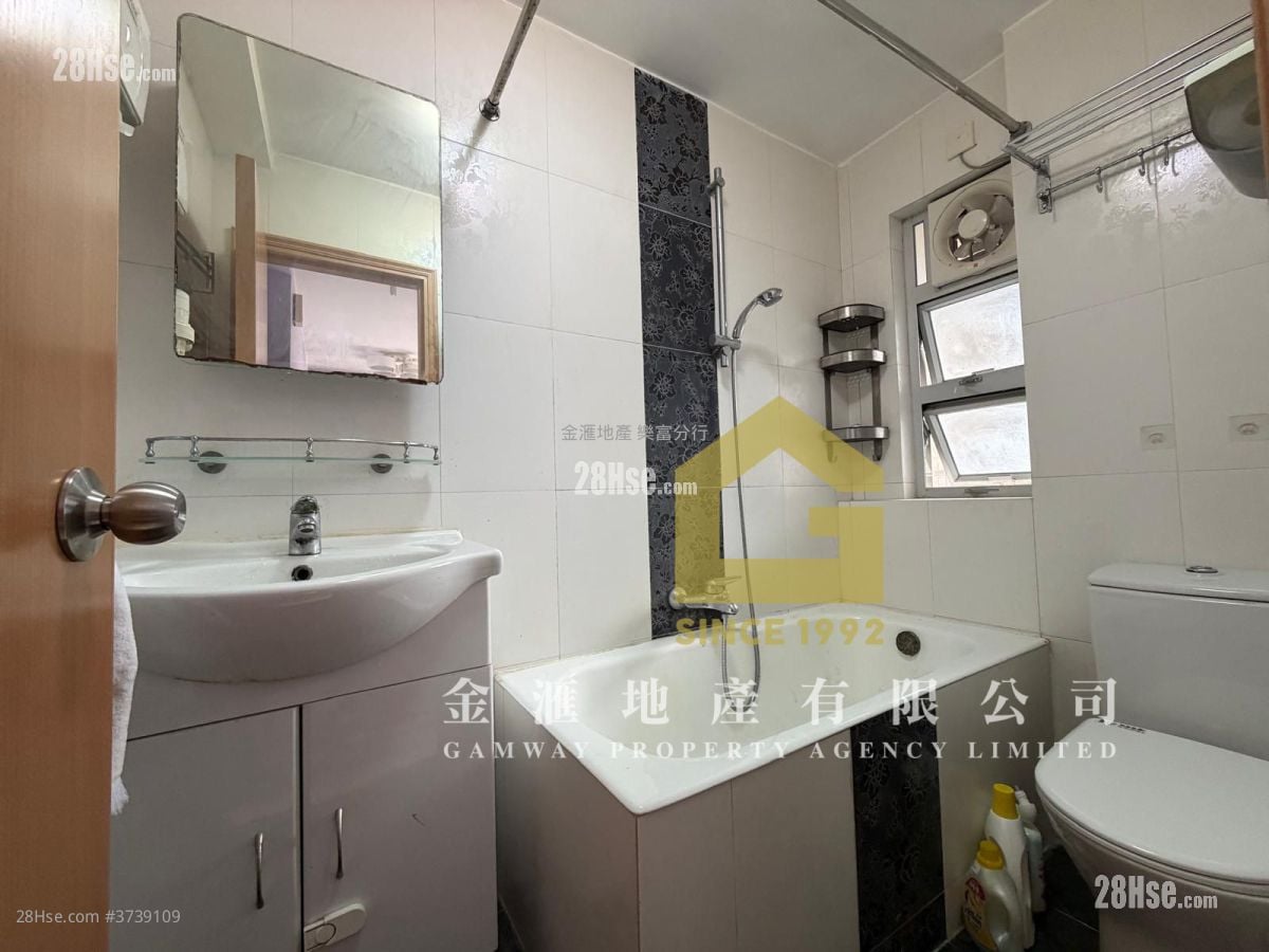 Lung Poon Court Sell 2 Bedrooms , 1 Bathroom 383 ft²