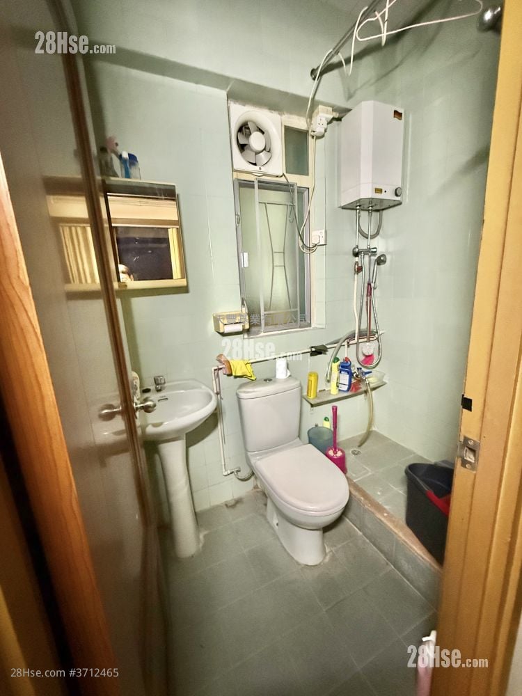 On Lok Building Sell 2 Bedrooms , 1 Bathroom 438 ft²