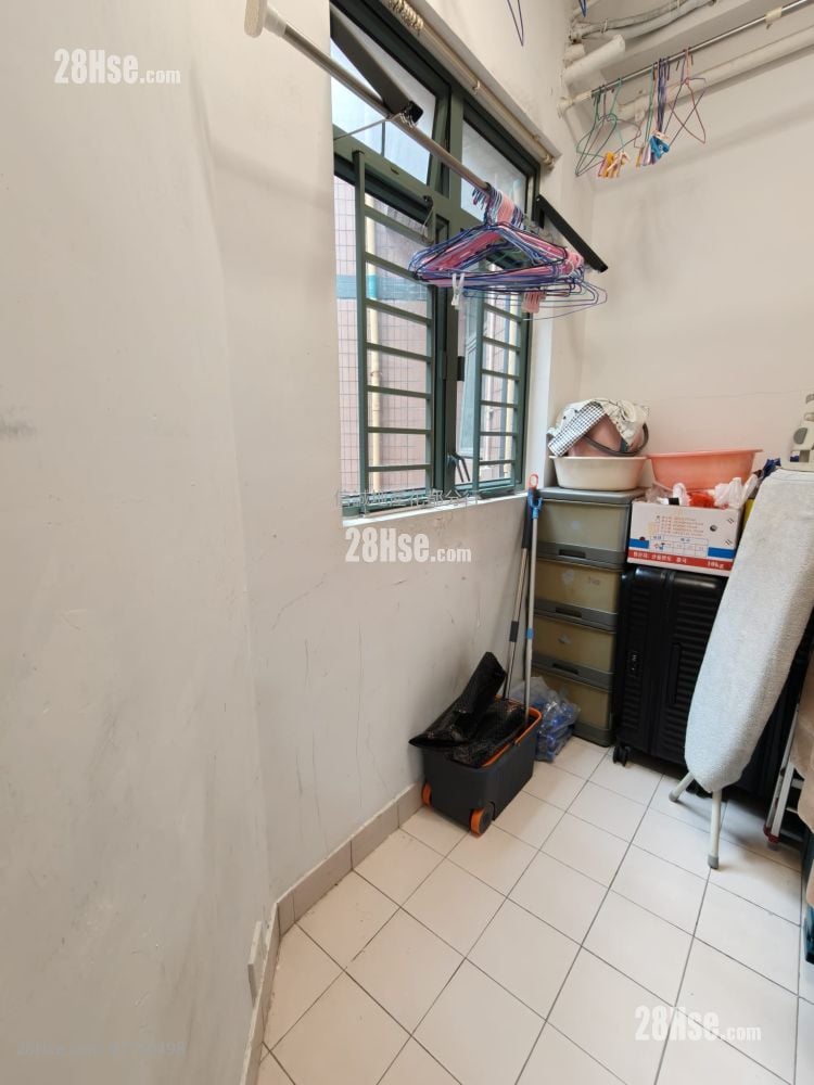 Woodland Crest Sell 4 Bedrooms , 2 Bathrooms 927 ft²