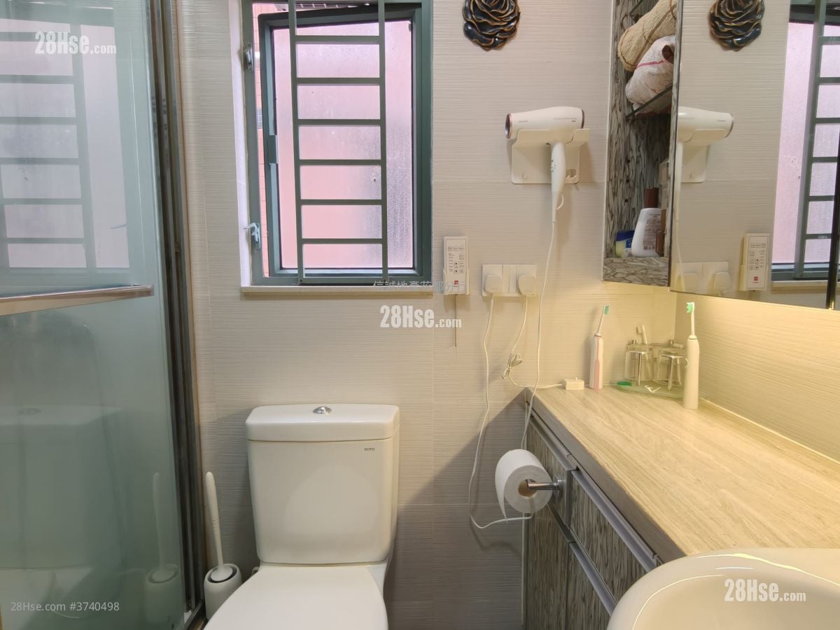 Woodland Crest Sell 4 Bedrooms , 2 Bathrooms 927 ft²