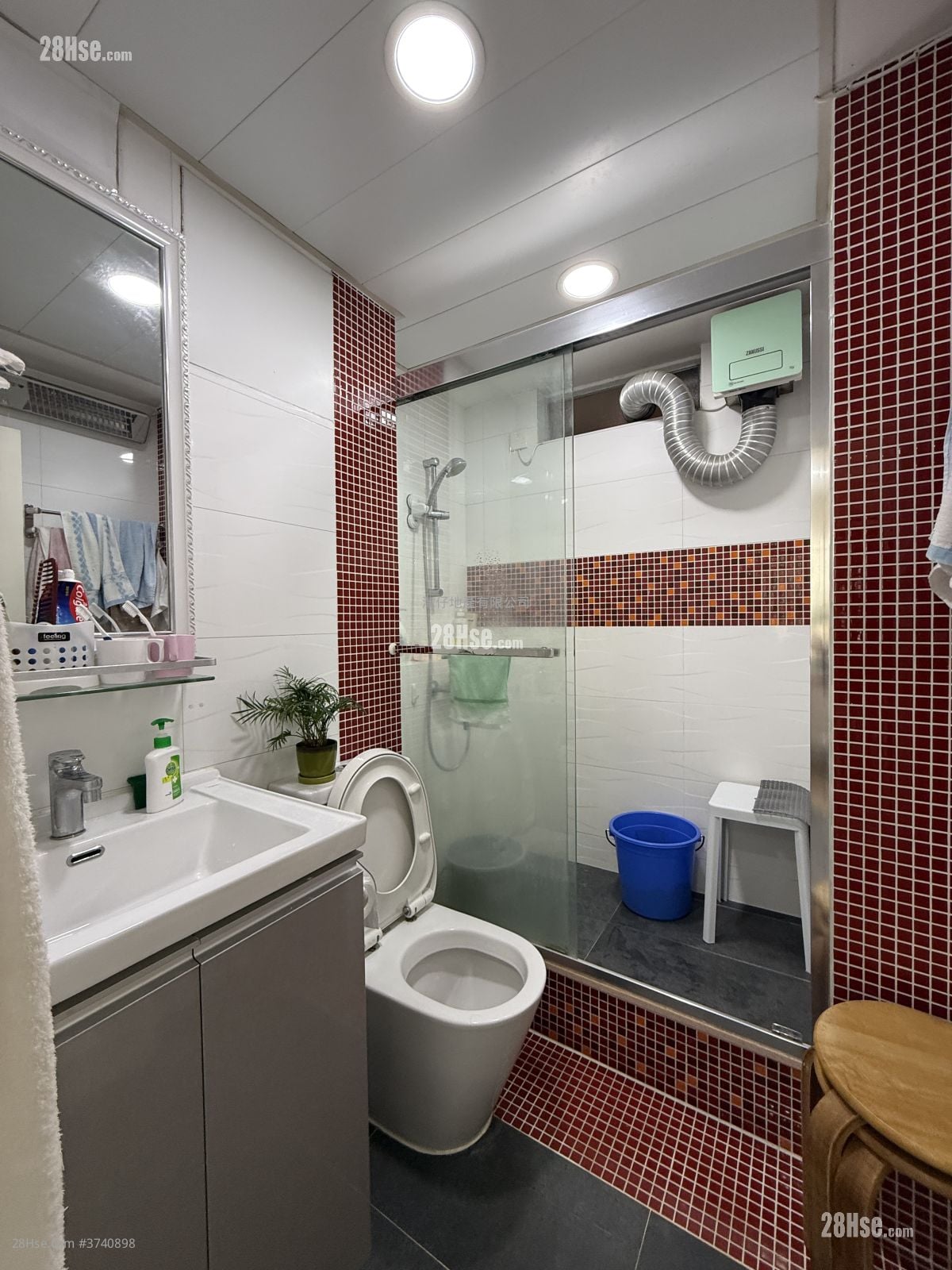 Oi Kwan Court Sell 2 Bedrooms , 1 Bathroom 629 ft²