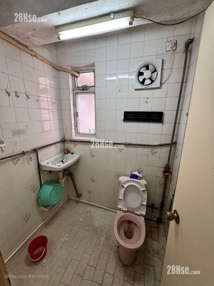 Kwong Yiu Mansion  Sell 3 Bedrooms , 1 Bathroom 601 ft²