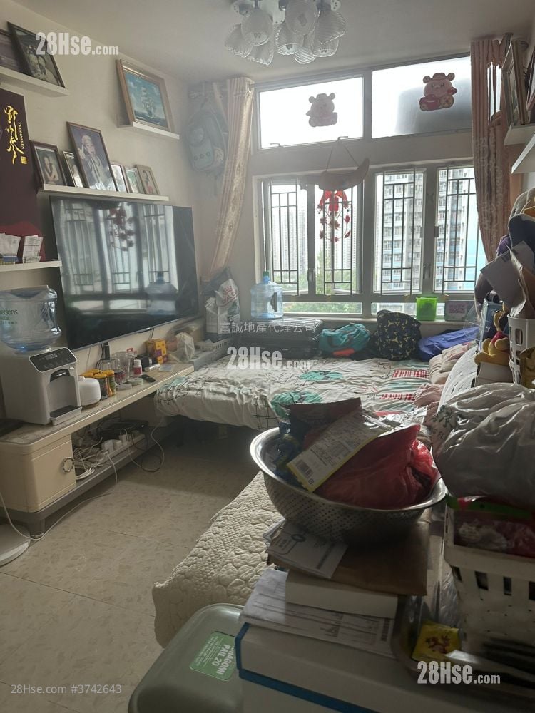 Tsz Oi Court Sell 3 Bedrooms , 1 Bathroom 554 ft²