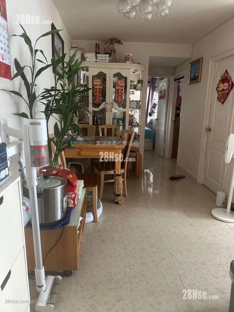 Tsz Oi Court Sell 3 Bedrooms , 1 Bathroom 554 ft²