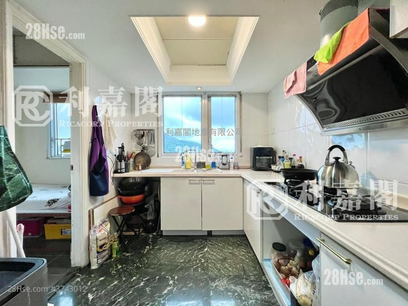 Hillview Court Sell 4 Bedrooms , 3 Bathrooms 1,338 ft²