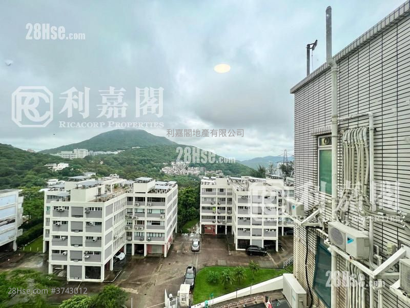 Hillview Court Sell 4 Bedrooms , 3 Bathrooms 1,338 ft²