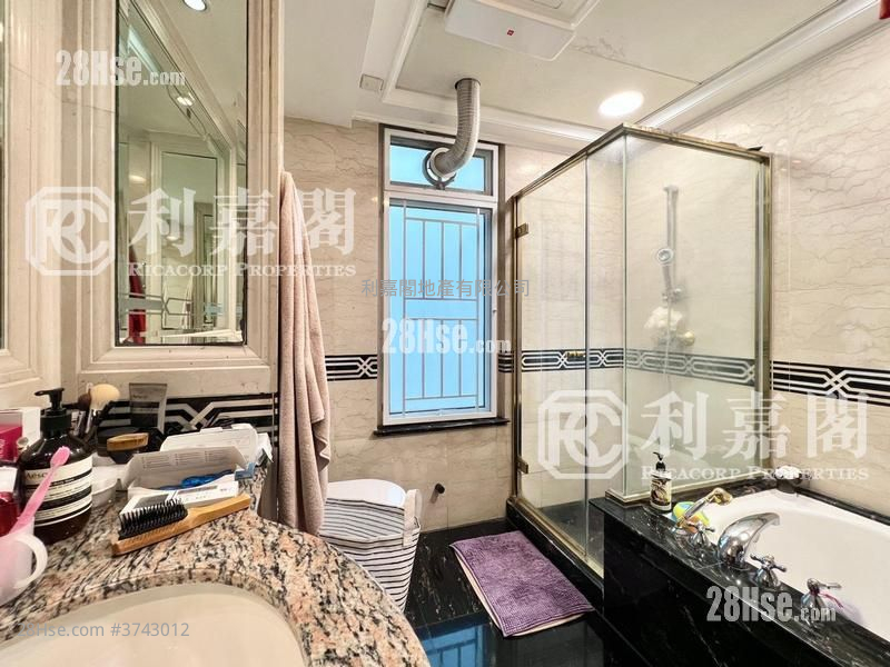 Hillview Court Sell 4 Bedrooms , 3 Bathrooms 1,338 ft²