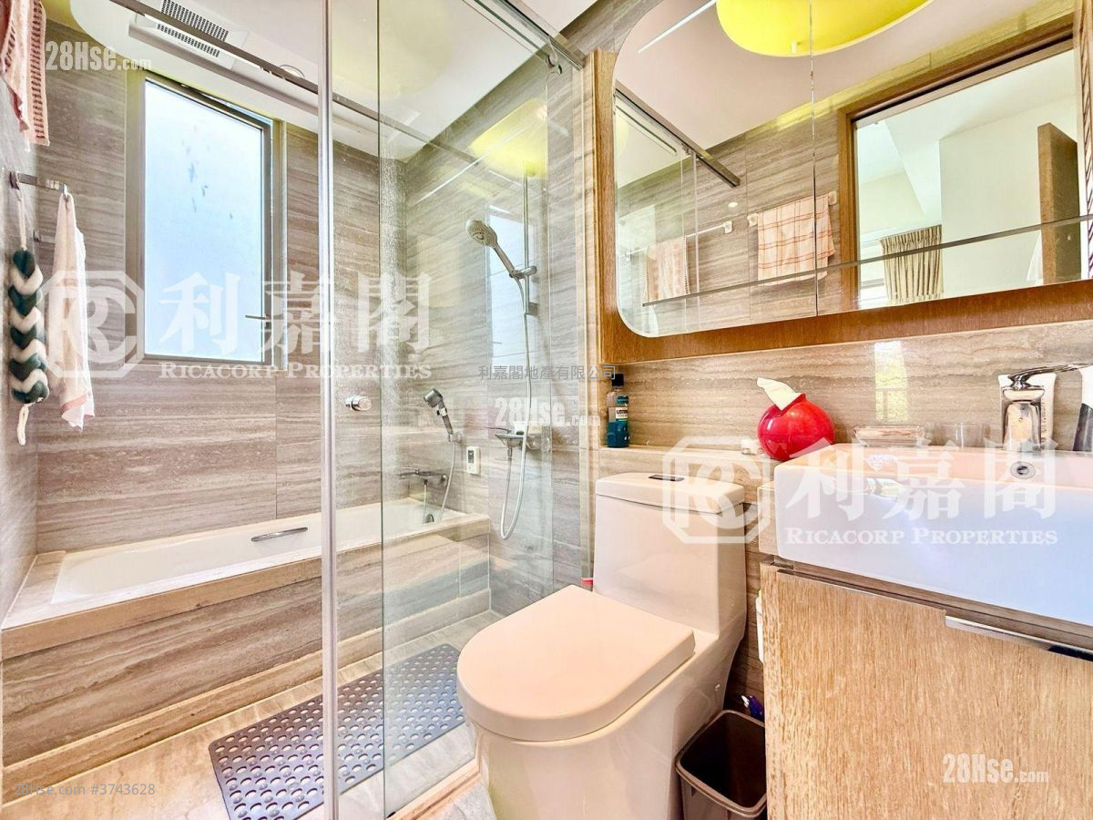 The Mediterranean Sell 4 Bedrooms , 2 Bathrooms 986 ft²