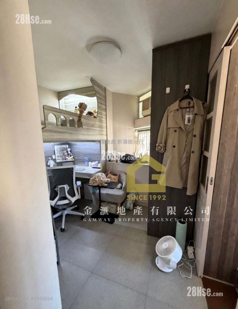 Choi Fung Court Sell 3 Bedrooms , 1 Bathroom 597 ft²