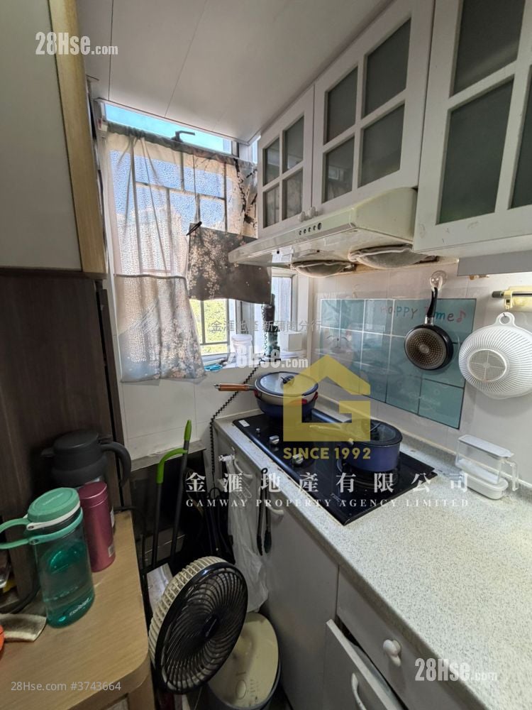 Choi Fung Court Sell 3 Bedrooms , 1 Bathroom 597 ft²