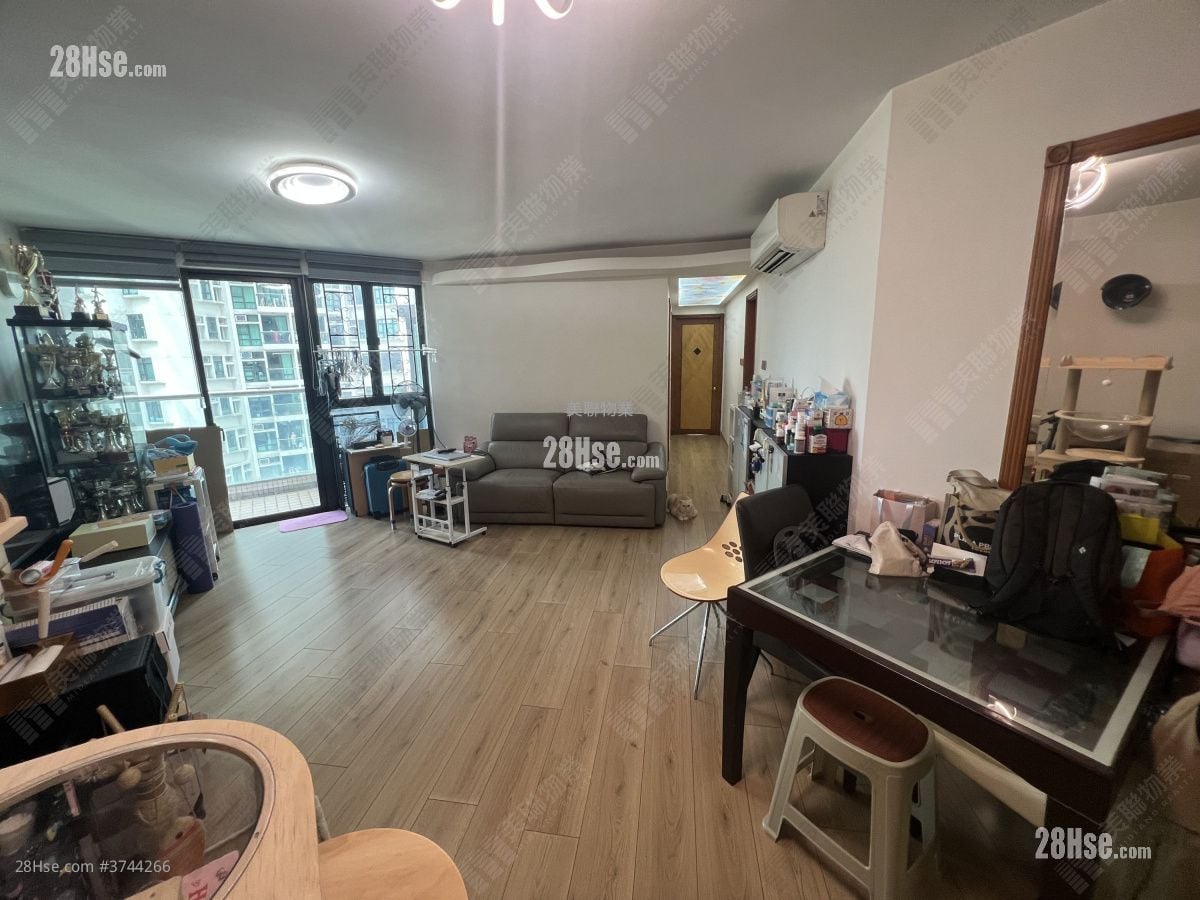 living room: Royal Ascot Sell 3 Bedrooms , 3 Bathrooms 974 ft²