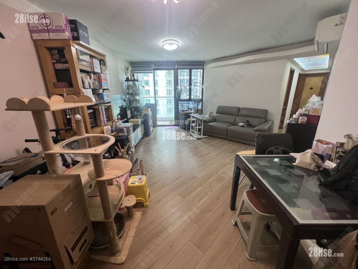 living room: Royal Ascot Sell 3 Bedrooms , 3 Bathrooms 974 ft²