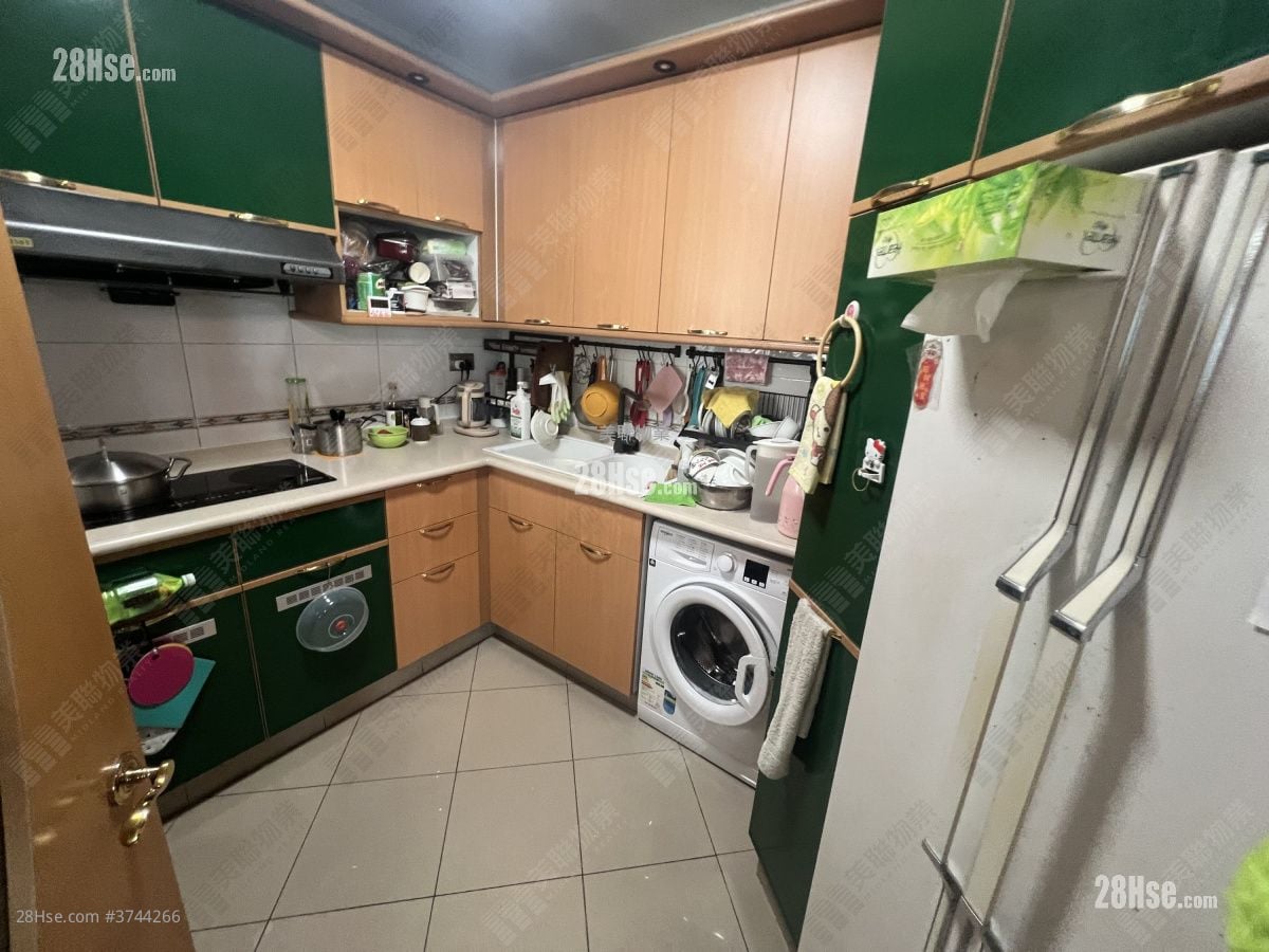 kitchen: Royal Ascot Sell 3 Bedrooms , 3 Bathrooms 974 ft²